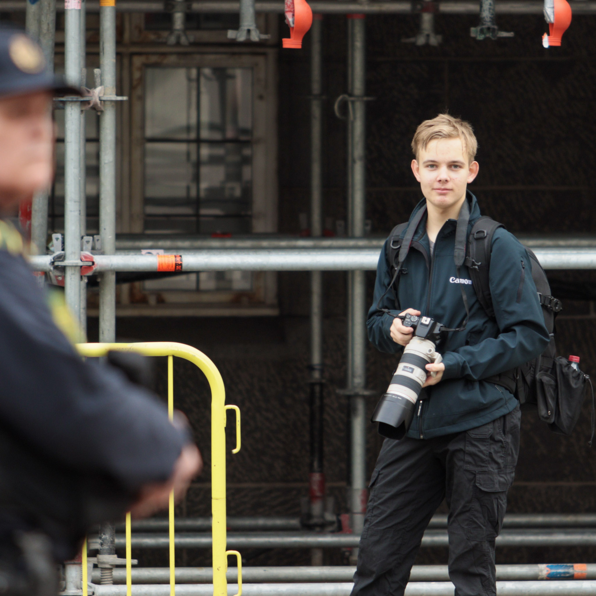 Billed af Kristian Madsen, som holder et kamera med politiet i forgrund.