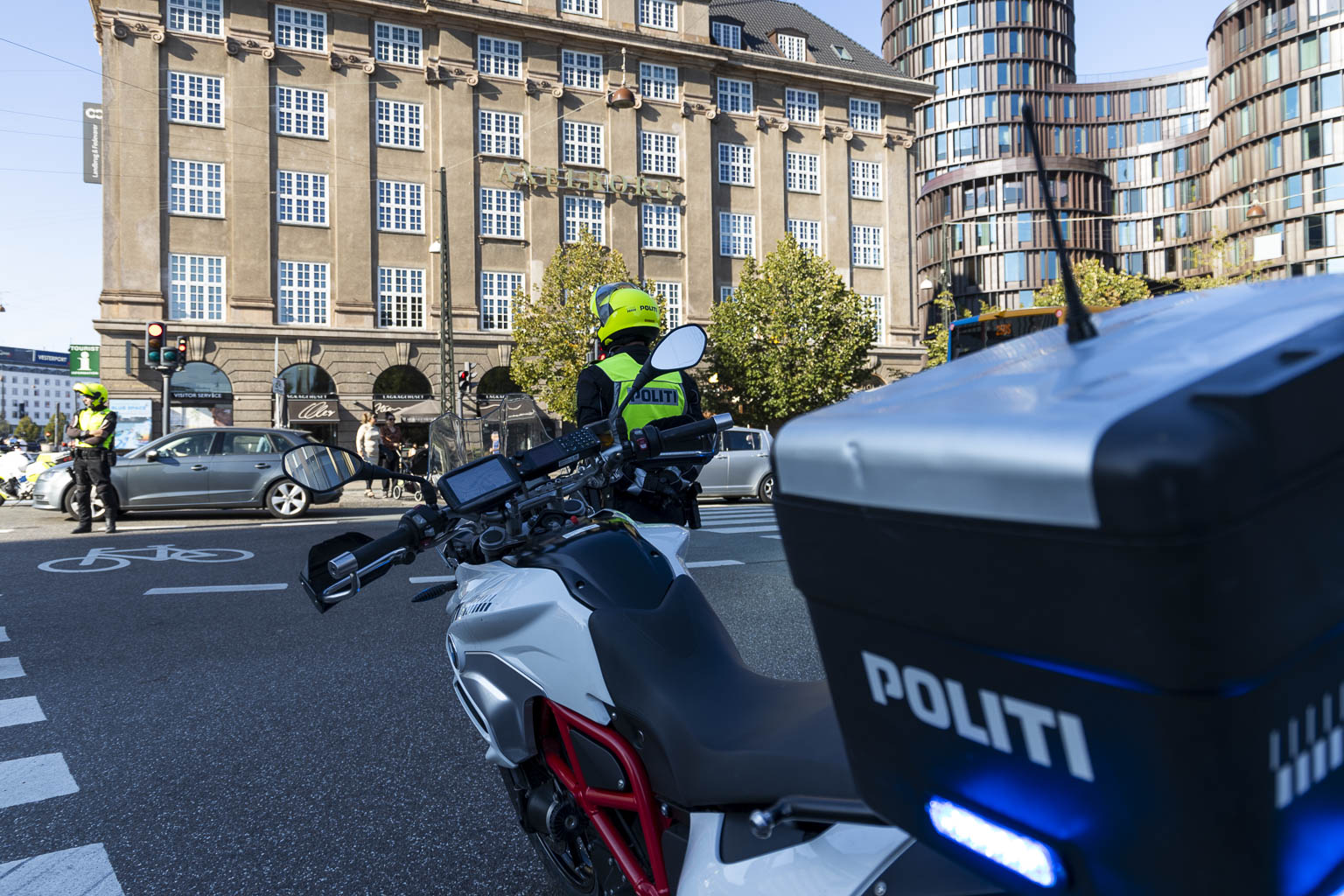 Københavns politi blokere vejen grundet demonstration.