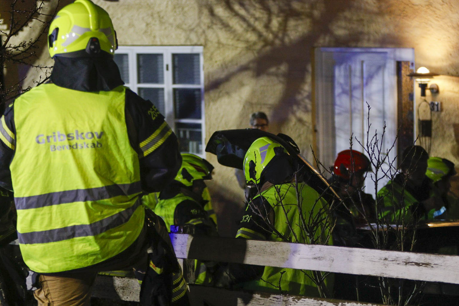 Gribskov Beredskab var kørt til et færdselsuheld hvor en person var kørt ind i en have.