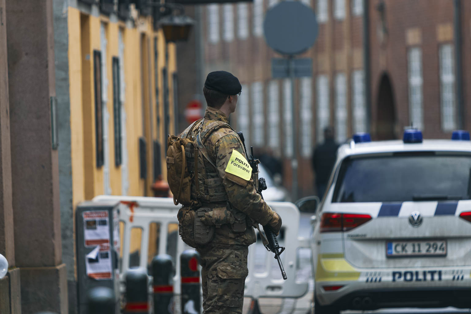 Den kongelige livgarde har fået opgaven at bevogte den jødiske synagog.